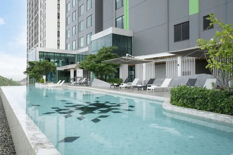 Holiday Inn and Suites Siracha Laemchaban...