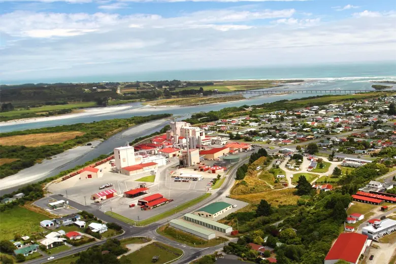 Westland Milk Products บริษัทในเครือ Yili ทำพิธีวางศิลาฤกษ์สร้างโรงงานแลคโตเฟอรินในนิวซีแลนด์