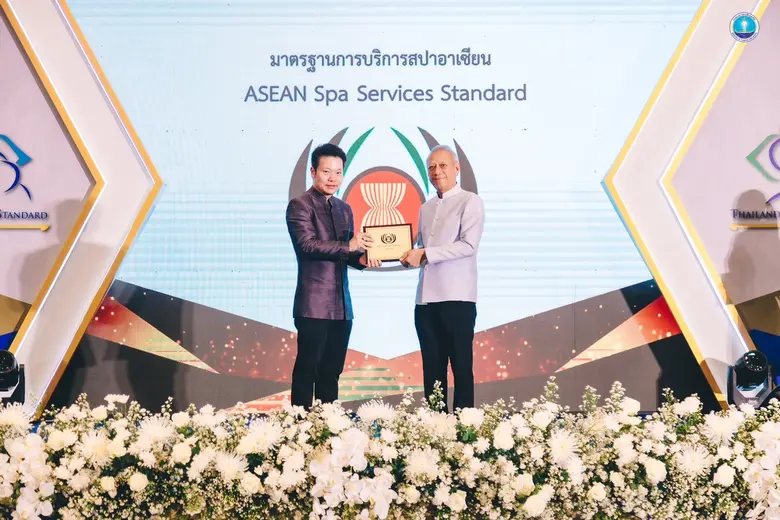 คุณณรัล วิวรรธนไกร กรรมการบริหาร และคุณชุ...