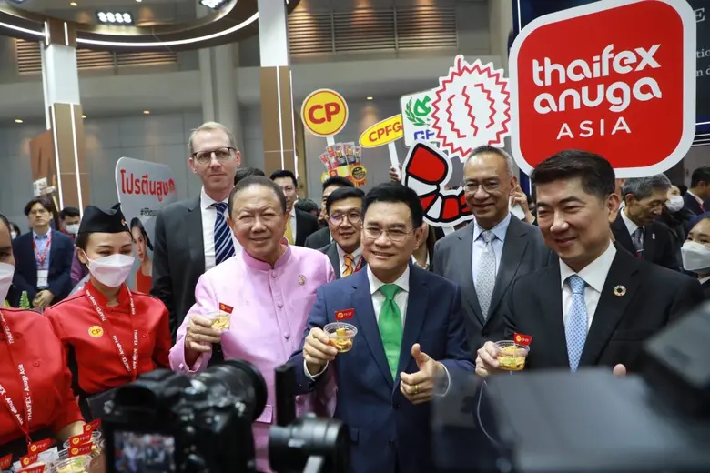 การรวมตัวของผู้เยี่ยมชมงานกว่า 78,000 คน ...