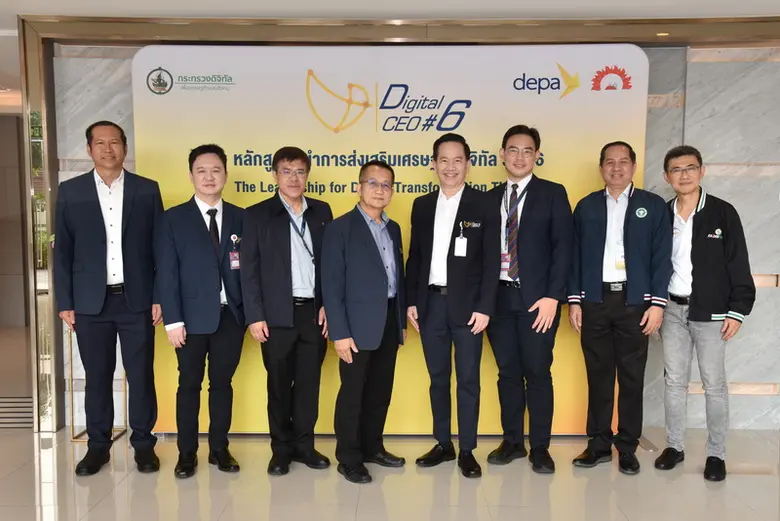 ดร.นพ.ตุลวรรธน์ พัชราภา (ที่5จากซ้าย)ผู้อ...