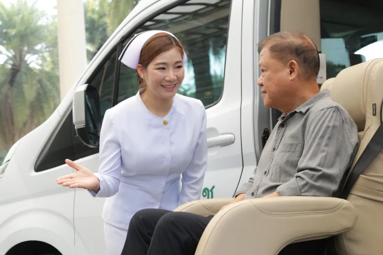 สมิติเวช จับมือโตโยต้า เปิดตัว Service Smart Mobility for Seniors บริการรับ-ส่งผู้สูงอายุ ขึ้น-ลงด้วยเก้าอี้ยกระดับแบบหมุนได้ ระบบติดตามรถ เชื่อมต่อแพทย์ได้ในยามฉุกเฉิน ตามมาตรฐานสากล #AgeFriendlyHospital