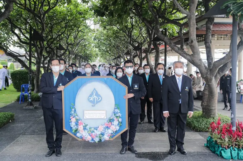 ผู้บริหารและบุคลากรสถาบันดนตรีกัลยาณิวัฒนา เข้าร่วมพิธีวางพวงมาลา เนื่องในวันคล้ายวันสวรรคตพระบาทสมเด็จพระปรเมนทรมหาอานันทมหิดล พระอัฐมรามาธิบดินทร