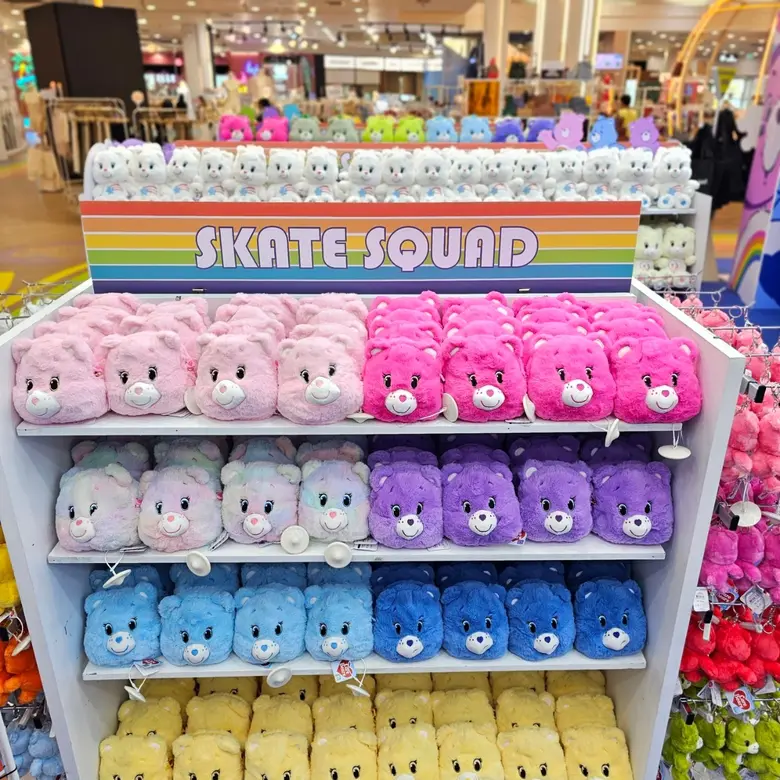 ร้าน At First ศูนย์การค้าเอ็ม บี เค เซ็นเตอร์ AT FIRST x CAREBEARS SKATE SQUAD ครั้งแรกกับ CAREBEARS POP UP ในธีมย้อนวัยสไตล์ Y2K