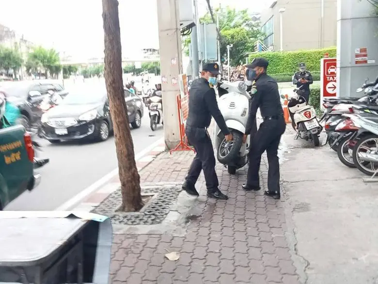เขตจอมทองตรวจสอบภาพจากกล้อง CCTV พบบุคคลติดป้ายบนทางเท้าสร้างความเข้าใจผิดให้ประชาชน