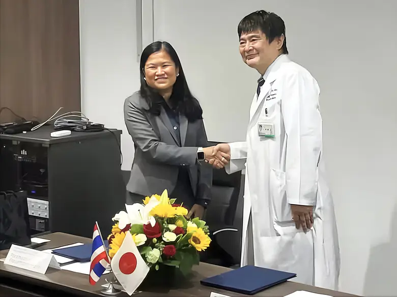 แพทย์หญิงปรมาภรณ์ ปราสาททองโอสถ กรรมการผู...