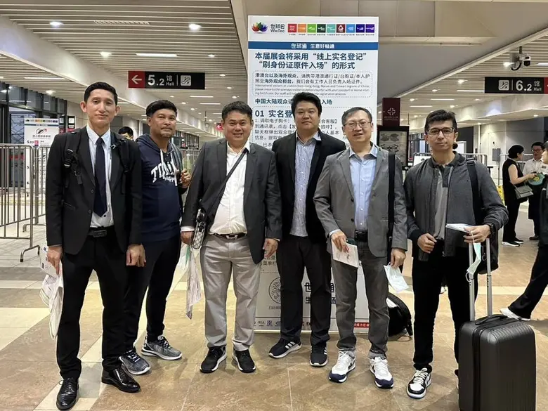 นายอรุณศักดิ์ วงศ์กวีวิทย์ (ที่ 3 จากซ้าย...