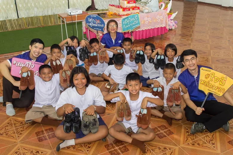 นักเรียนปลื้มรับรองเท้านักเรียนคู่ใหม่โครงการ "เก่าไม่ไหวขอคู่ใหม่ ให้หนูที" จากมูลนิธิ EDF