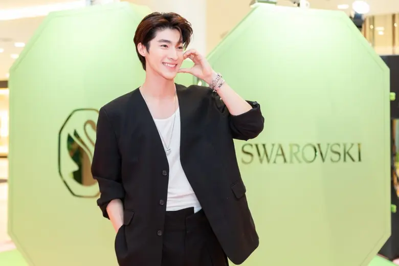 สวารอฟสกี้ ควงแขน 'บลู' พงศ์ทิวัตถ์ จัดอีเวนต์สุดเอ็กซ์คลูซีฟ ณ ร้าน POP-UP ศูนย์การค้าเอ็มโพเรียม