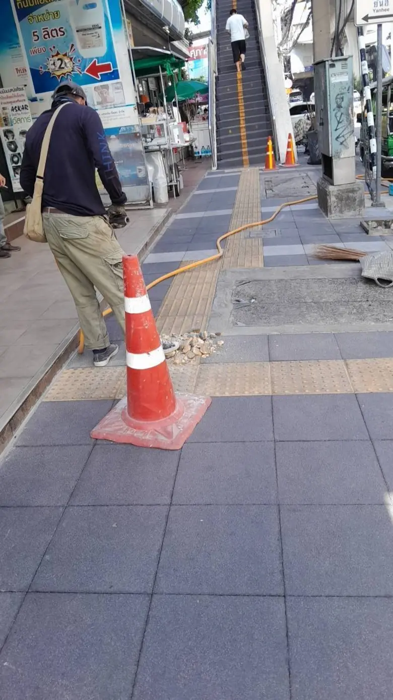 กทม.ประสาน กฟน.แก้ไขเบรลล์บล็อกทางเท้าถนนจรัญสนิทวงศ์