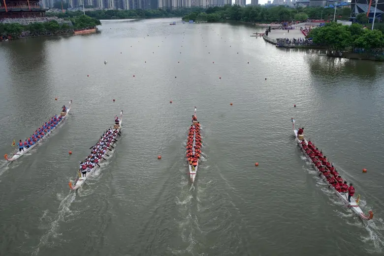 เรือมังกรมากมายประชันฝีพายข้ามแม่น้ำใต้แส...