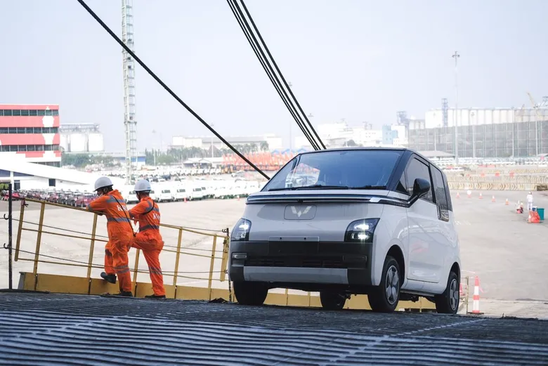 First 400-Wuling-Air-EV Shipment loaded from Indonesia to Thailand