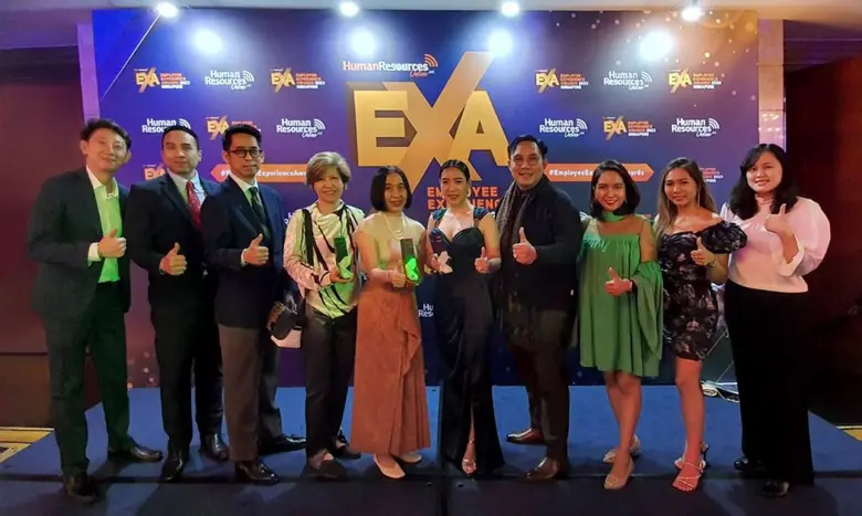 นางสาวศันสนา สุขะนันท์ (ที่ 5 จากซ้าย) รองกรรมการผู...