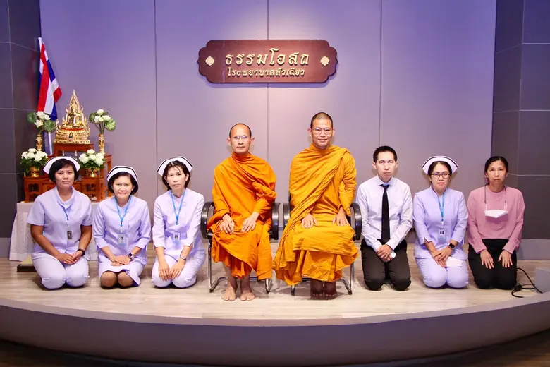 พระมหาชาญชัย พฺรหฺมปติฏฺโฐ (ขวา) ผู้ช่วยเ...