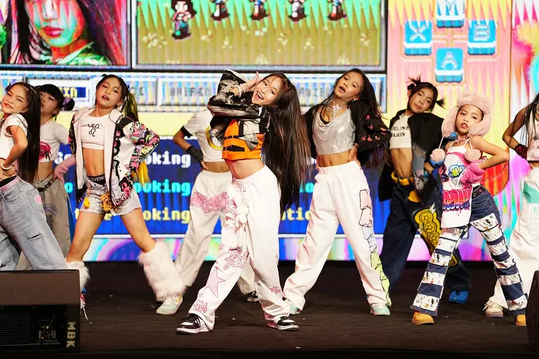 รอบชิง MBK COVER DANCE 2023 สนุกสุดมันส์เต็มอรรถรส เชียร์คึกคักแน่นเอ็ม บี เค เซ็นเตอร์ Ugirl Junior คว้าแชมป์ประเภทอายุไม่เกิน 18 ปี Divinize คว้าแชมป์ประเภทไม่จำกัดอายุ
