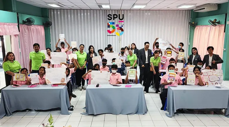 ทีมอาจารย์พี่เลี้ยง ม.ศรีปทุม ส่งต่อความรู้ คณะครู นักเรียน ร. ร.บางบัว ในกิจกรรมโครงการ การพัฒนาเอกลักษณ์บรรจุภัณฑ์ผลิตภัณฑ์เบเกอรี่เพื่อการสร้างรายได้