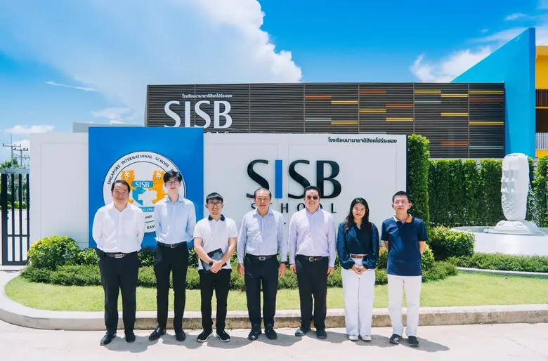 นายยิว ฮอค โคว (กลาง) ประธานเจ้าหน้าที่บร...