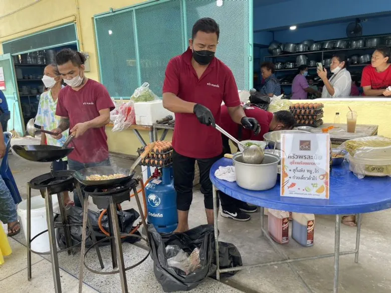 CMC ร่วมสนับสนุนชุดตรวจ ATK และซุ้มอาหารให้กับประชาชนที่มาร่วมตรวจสุขภาพในกิจกรรม "WHB แคร์คุณ" ณ วัดสุวรรณาราม ศาลายา