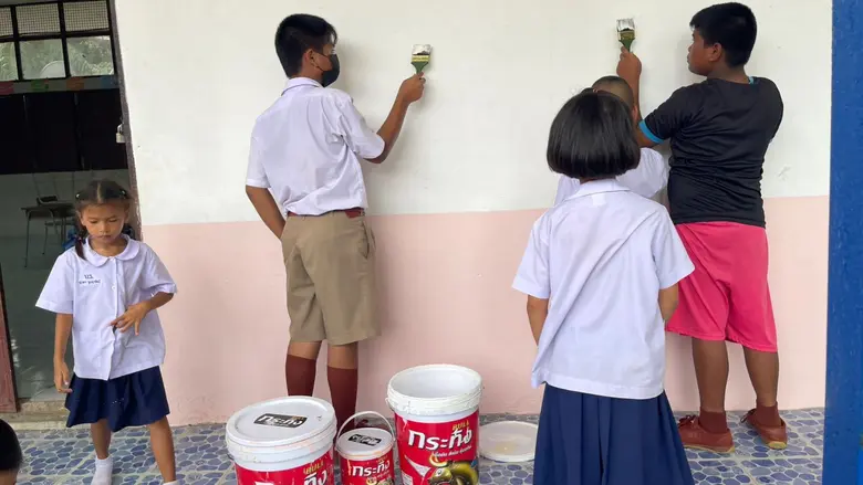เบเยอร์ เดินหน้าหนุน CSR ต่อเนื่อง มอบสีค่ายอาสามิตรภาพปันน้ำใจ ค่ายใต้หรอยแรง