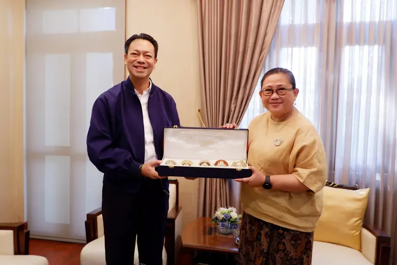 ดร.รักษ์ วรกิจโภคาทร กรรมการผู้จัดการ ธนา...