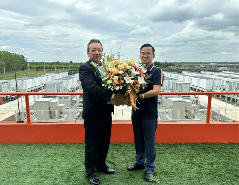 คุณจอมทรัพย์ โลจายะ (ขวา ) ประธานเจ้าหน้า...