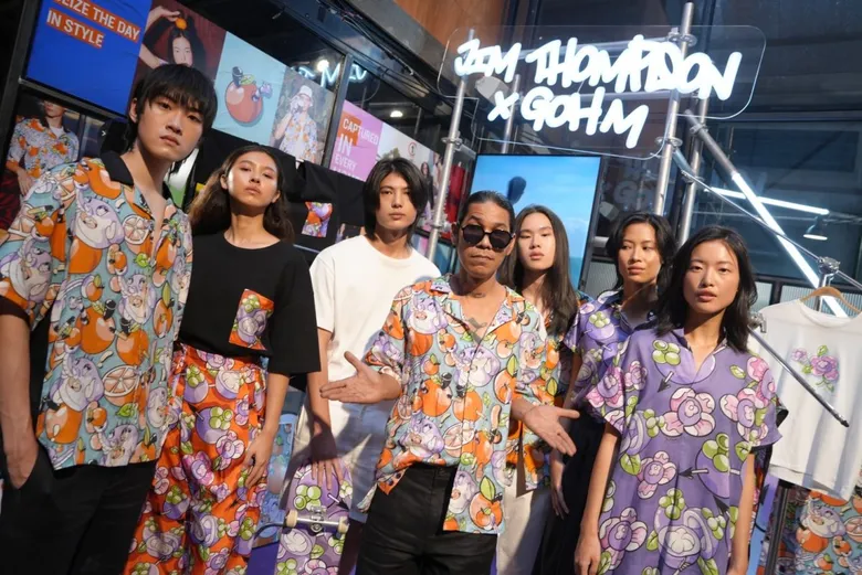 สลัดภาพแบรนด์ผ้าไหม! Jim Thompson x GOH M เปิดคอลเลกชันสุดเซอร์ไพรส์ ผลงานคอลแลบ "โก๋เอ็ม" ครีเอตลวดลายสุดยูนีคที่ผสานโลกแห่งป๊อปอาร์ต สตรีทอาร์ต และกราฟฟิตี้