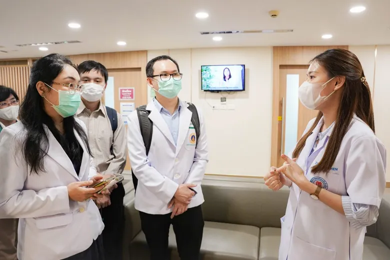 คลินิกการแพทย์แผนจีนหัวเฉียว ให้การต้อนรับคณะจากศูนย์การแพทย์กาญจนาภิเษก ในโอกาสเข้าศึกษาดูงานการจัดบริการด้านการแพทย์แผนจีน