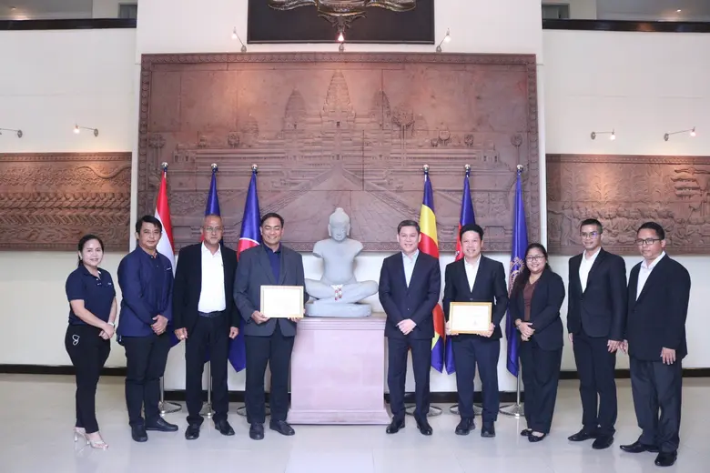 ทูตกัมพูชามอบประกาศนียบัตรเชิดชูซีพีเอฟในฐานะองค์กรที่ปฏฺบัติต่อแรงงานชาวกัมพูชาอย่างเสมอภาคและเท่าเทียม