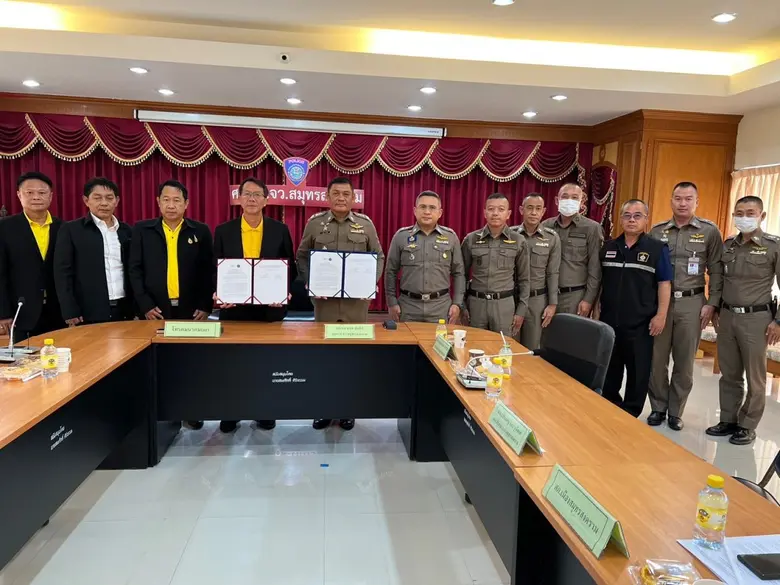 นายสมนึก พรหมเขียว ผู้ว่าราชการจังหวัดสมุ...