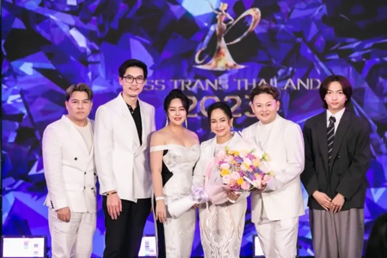 คุณลภัสรดา เลิศภานุโรจ (ที่ 3 จากซ้าย) รอ...