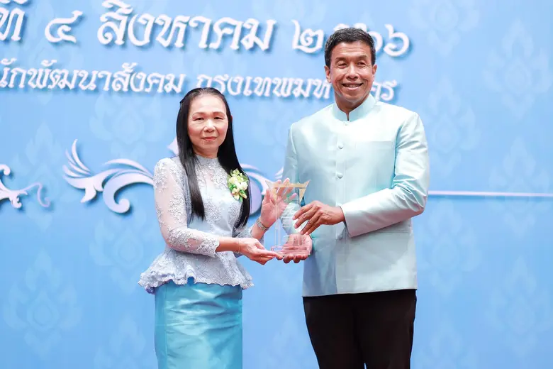 คุณแม่ ยุวดี ฉัตรหิรัญทรัพย์ รับรางวัล "แม่ตัวอย่างกรุงเทพมหานคร ประจำปี 2566"