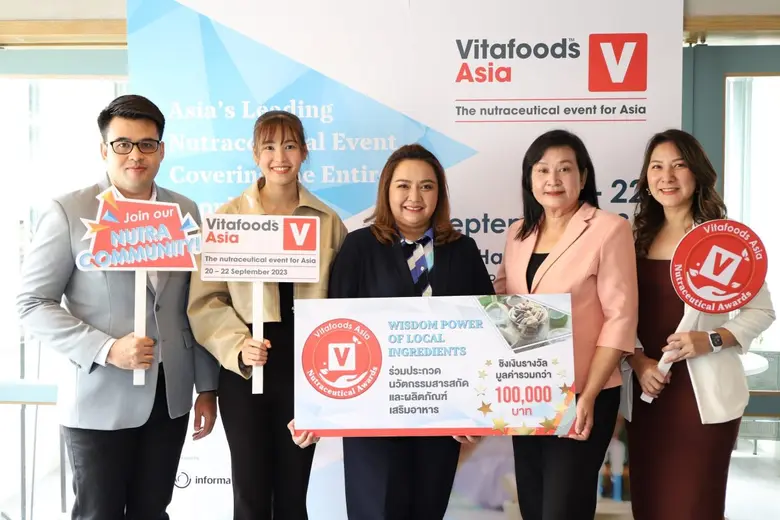 นางสาวรุ้งเพชร ชิตานุวัตร์ (คนกลาง) ผู้อำ...