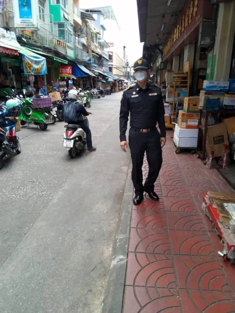 กทม.จัดเทศกิจกวดขันจัดระเบียบผู้ค้าบนทางเท้าถนนมหาจักร