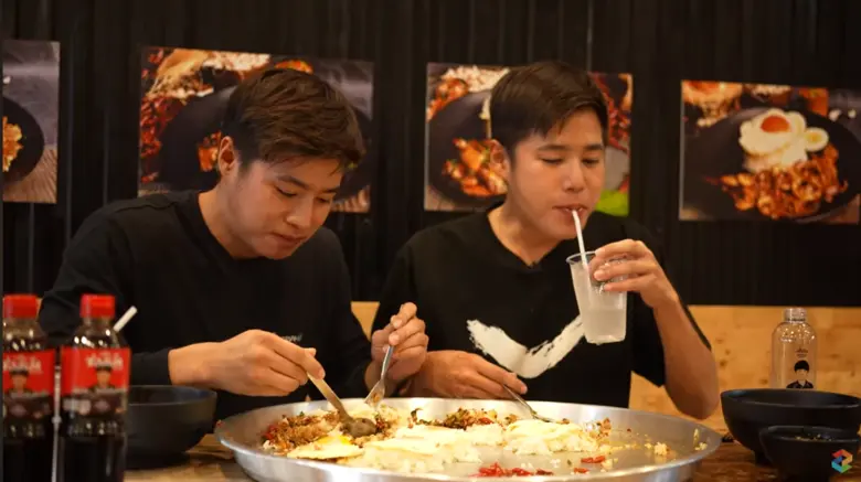 "โป้ง-ปั้น THEFADD" รับคำท้าพิชิตภารกิจ "กินจุ" กะเพราถาดยักษ์ 2 ร้านติด ใน "เจนใหม่สไตล์ Fazz"