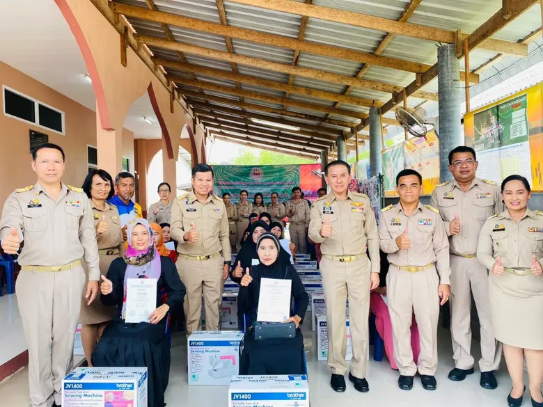 ผู้ว่าราชการจังหวัดพังงา เป็นประธานมอบเครื่องทำมาหากินกลุ่มถือบัตรสวัสดิการแห่งรัฐ หลักสูตรการออกแบบผลิตภัณฑ์จากผ้า