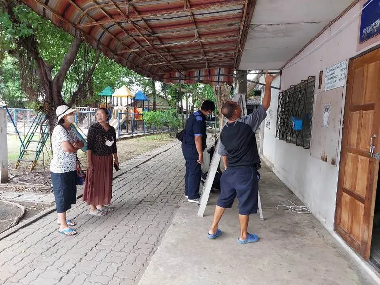 สนง.อาคารสถานที่ SPU จิตอาสา จัดโครงการช่างดีศรีปทุม ลงพื้นที่ช่วยเหลือชุมชน ซ่อมบำรุงติดตั้งระบบไฟฟ้าแสงสว่าง