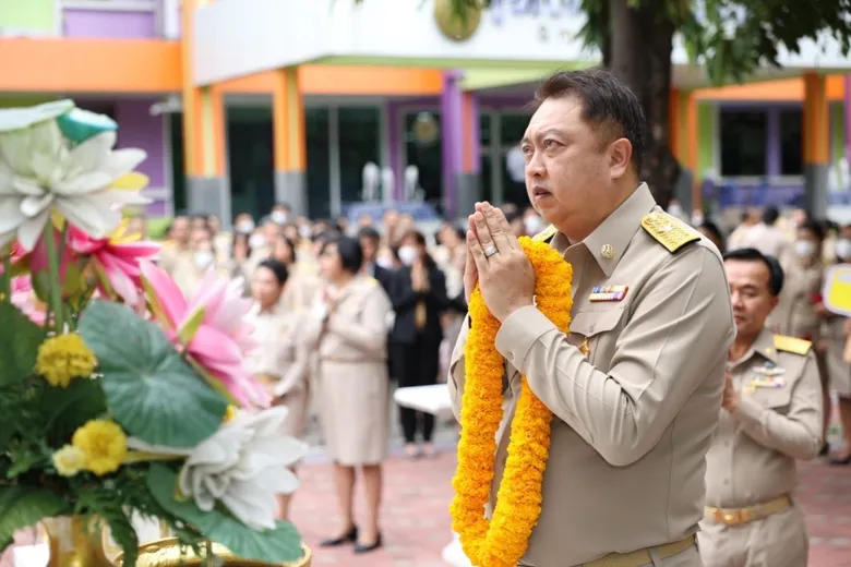 รมว.สุชาติ สักการะสิ่งศักดิ์สิทธิ์ประจำกระทรวง เนื่องในโอกาสอำลาตำแหน่ง ขรก.ผู้นำแรงงาน ชาวดินแดง ร่วมส่งกำลังใจล้นหลาม