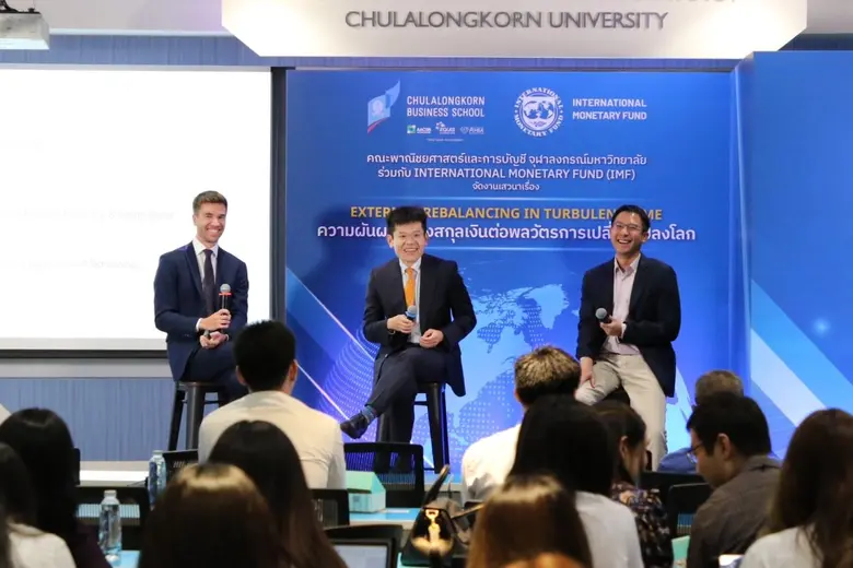องค์กรระดับโลก International Monetary Fund (IMF) ร่วมกับ คณะพาณิชยศาสตร์และการบัญชี จุฬาลงกรณ์มหาวิทยาลัย (CBS) ชี้ทางรอดท่ามกลางความความผันผวนของสกุลเงินต่อพลวัตรการเปลี่ยนแปลงโลกครั้งใหญ่