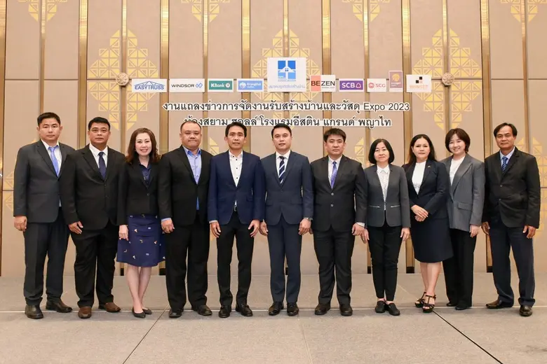 นายโอฬาร จันทร์ภู่ (คนกลาง) นายกสมาคมธุรก...