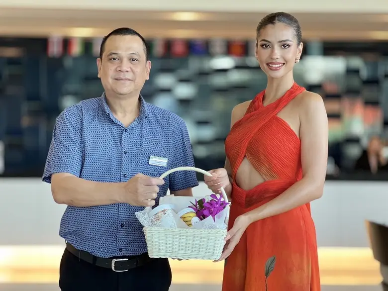 มกริน พรหมโยธี (ซ้าย) ผู้จัดการทั่วไป โรง...