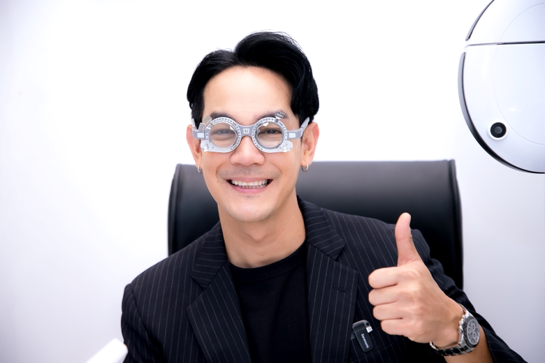 กิก ดนัย อวดแว่นตาเสริมลุคสุดสมาร์ท Emporio Armani แบรนด์แฟชั่นผู้ชายชั้นนำระดับโลก ที่ร้านแว่นท็อปเจริญ