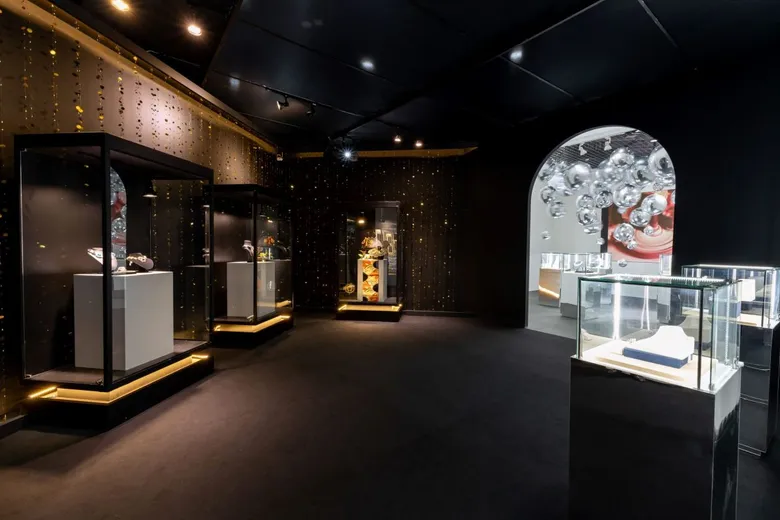 DIT and GIT Showcase Iconic Jewelry in "The Magnificent 40-Year Journey of Brilliance" Exhibition Celebrates 40 Years of Bangkok Gems