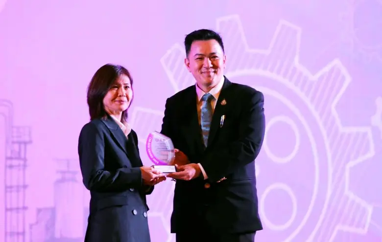 ตัวแทนจากบริษัท โรงงานน้ำตาลบุรีรัมย์ จำกัด เข้ารับ...