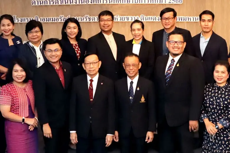 ศ.พิเศษ ดร. นพ. วิชัย เทียนถาวร อธิการบดี...