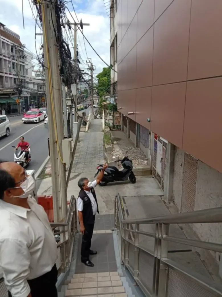 เขตบางกอกน้อยเร่งแก้ปัญหาน้ำจากอาคารไหลลงสะพานลอยคนข้าม
