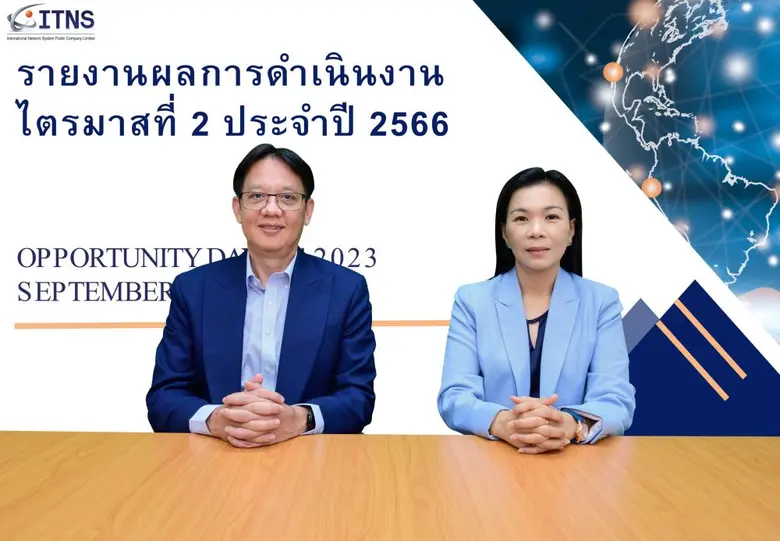 คุณสมชาย อ่วมกระทุ่ม (ซ้าย) ประธานเจ้าหน้...