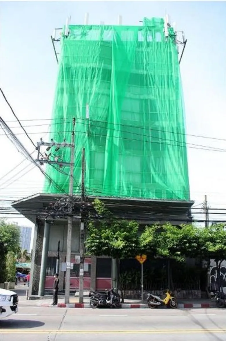 เขตสาทรประสานเจ้าของอาคารปากซอยจันทน์ ๔๗ เร่งซ่อมอาคารป้องกันเศษวัสดุตกใส่ประชาชน