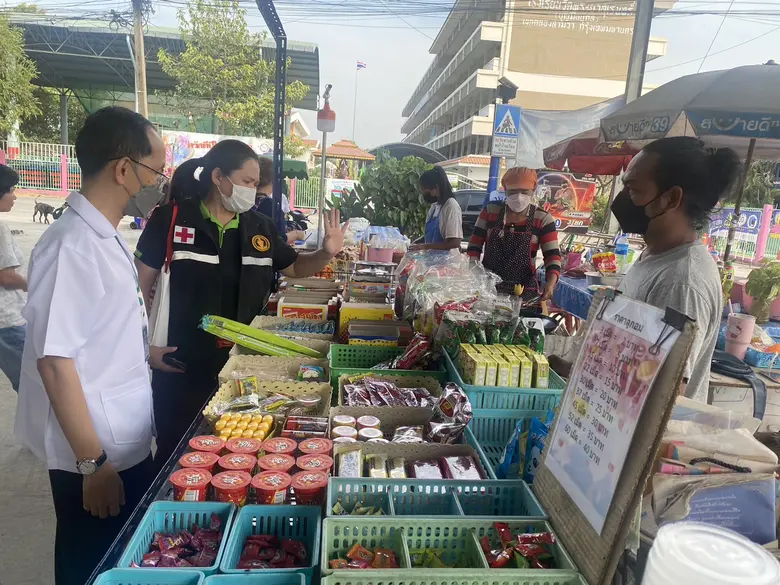 กทม.เข้มงวดตรวจประเมินสุขาภิบาลอาหารในร้าน-แผงลอยจำหน่ายอาหารรอบโรงเรียนในสังกัด