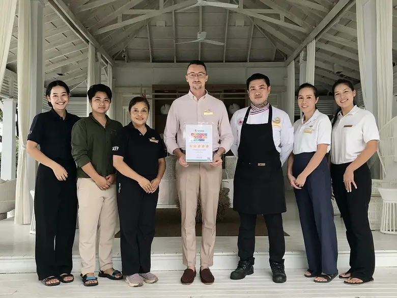 อองตวน เดนดา (กลาง) ผู้จัดการทั่วไป โรงแร...
