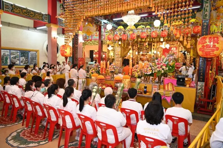 มูลนิธิป่อเต็กตึ๊ง ขอเชิญชวนสาธุชนร่วมงานเทศกาลกินเจ ประจำปี 2566 สักการะหลวงปู่ไต้ฮง รับบริการอาหารเจฟรี พร้อมร่วมพิธีเวียนธูปศักดิ์สิทธิ์รอบนอกศาลเจ้าฯ ณ ศาลเจ้าไต้ฮงกง มูลนิธิป่อเต็กตึ๊ง พลับพลาไชย